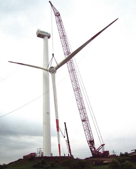 A Manitowoc Model 16000 at work in India with wind attachment and boom raising system