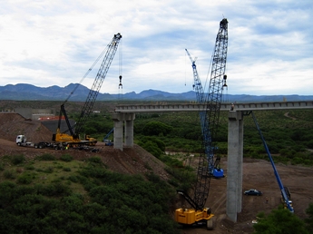 Marco Link-Belt HC 278H II and  HL 348 H5 crawlers place 130ft, 67.5USt concrete bridge girders, on the Guthrie Bridge spanning the Gila River in Arizona.