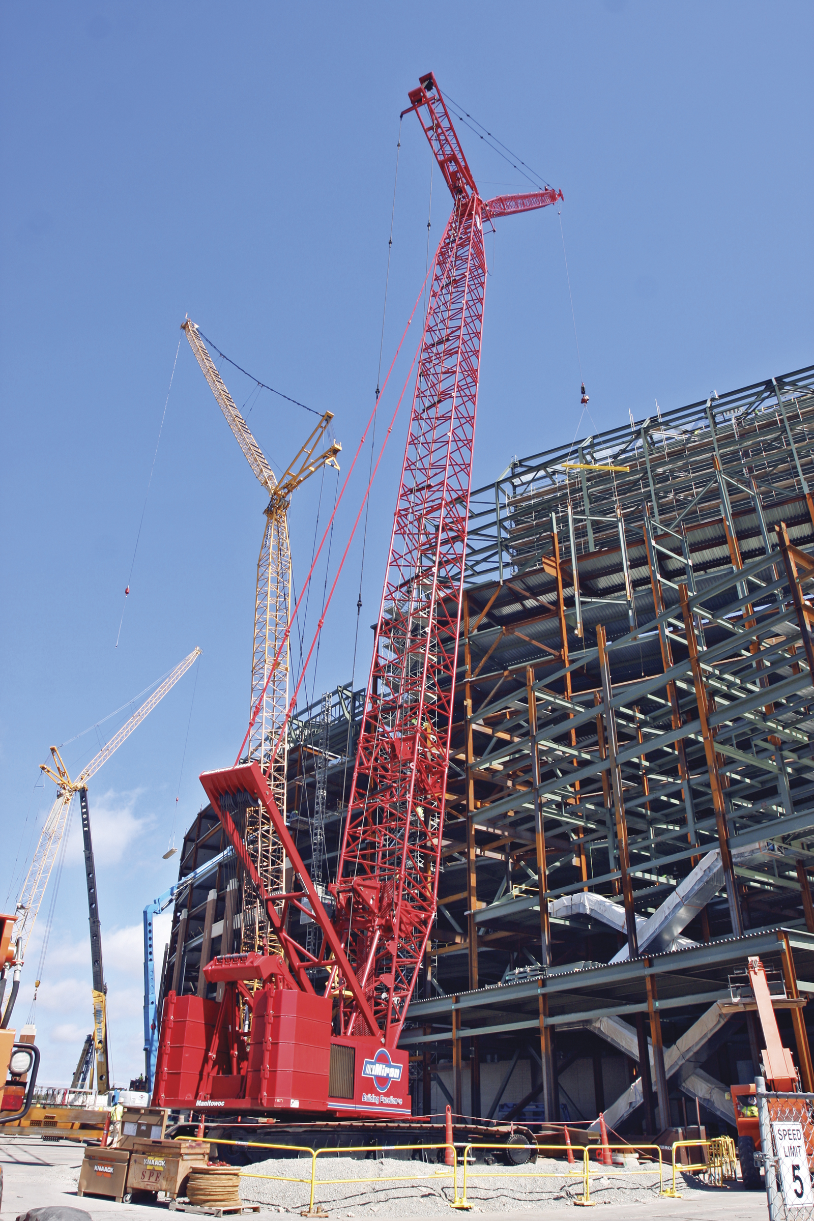 To reach high enough to place the new scoreboards, the company rigged the Manitowoc 14000, a 220USt capacity lattice-boom crawler crane, with a luffing jib.