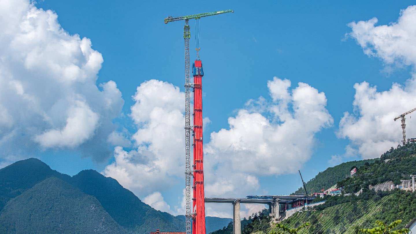 Zoomlion deploys two R4300-200 cranes on China’s Lugu Lake Grand Bridge